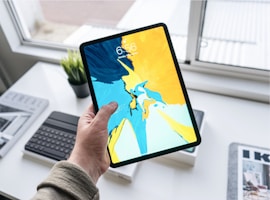 原创视频《手工玩具制作》 - 展示从设计到完成一件手工木质玩具的全过程